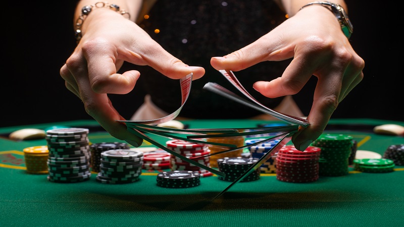 Girl,Dealer,Or,Croupier,Shuffles,Poker,Cards,In,A,Casino - 香港Gameone娛樂城全新會員福利 - 入金00即返送00!